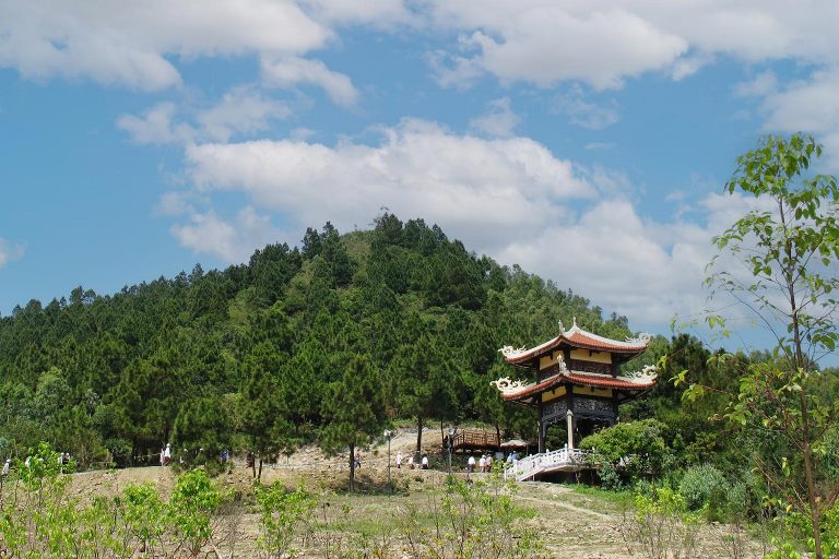Vũng chùa Đảo Yến nơi yên nghỉ của Đại tướng Võ Nguyên Giáp luôn có nhiều người đến viếng, tham quan cảnh sắc thiên nhiên