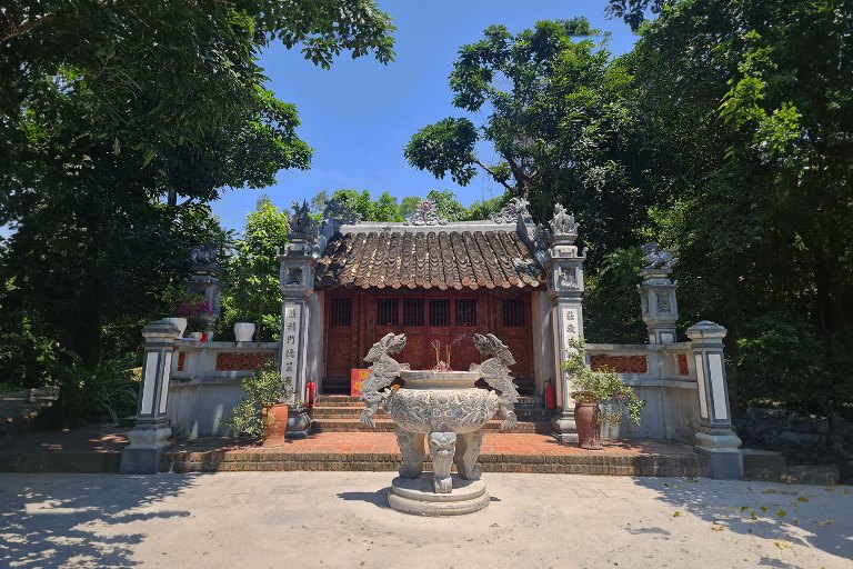 Đền thờ Công chúa Liễu Hạnh ở gần Đèo Ngang, Quảng Trạch, Quảng Bình