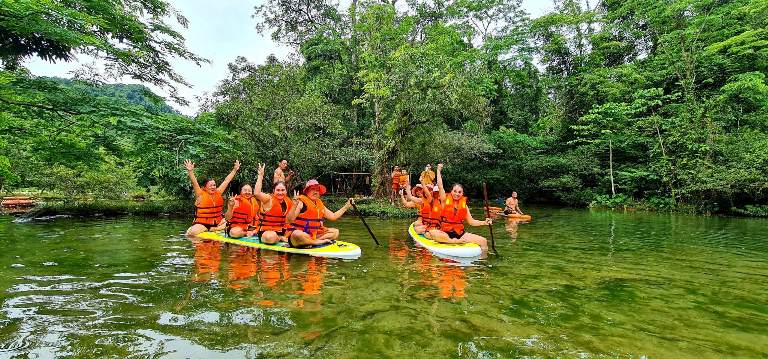 Khách du lịch đắm mình trong cảnh sắc thiên nhiên ở Quảng Bình