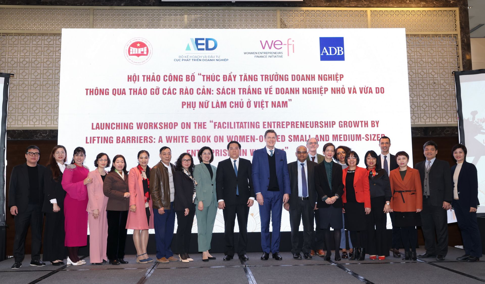 Senior leaders of the Ministry of Planning and Investment, ADB and delegates took a souvenir photo; and Nguyen Thi Kim Phuong - BIDV representative, stood second from the left