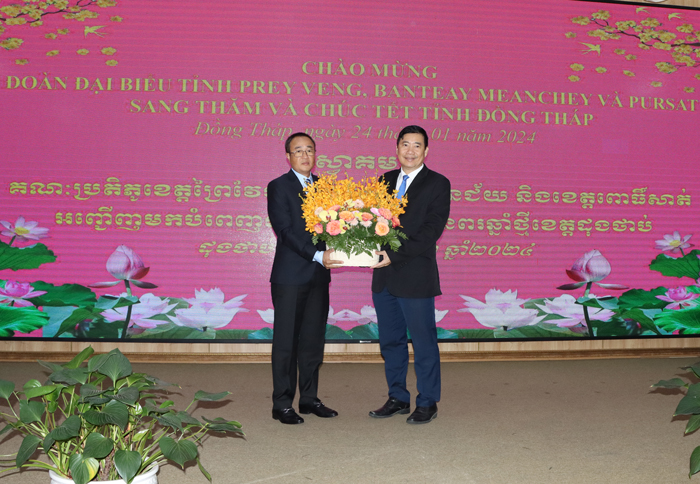 Mr Suon Somalin - Governor of Prey Veng Province presents Tet greetings to the Chairman of the Dong Thap Provincial People’s Committee