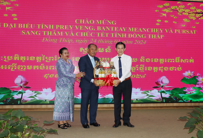 Mr Oum Reatrey - Governor/Chairman of the Banteay Mencheay Provincial Party Committee and his wife present Tet greetings to Mr Kieu The Lam - Vice Chairman of the Provincial People’s Council