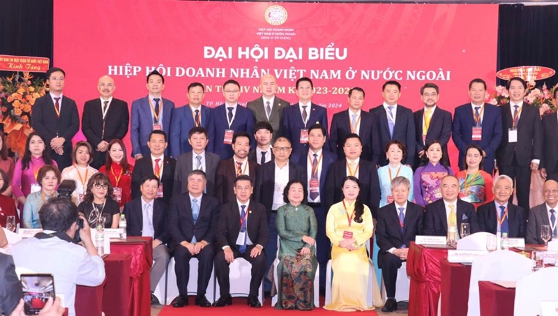 Delegates attending the Congress took photos with the Executive Committee of the Vietnamese Entrepreneurs Association Abroad for the 2023-2028 term