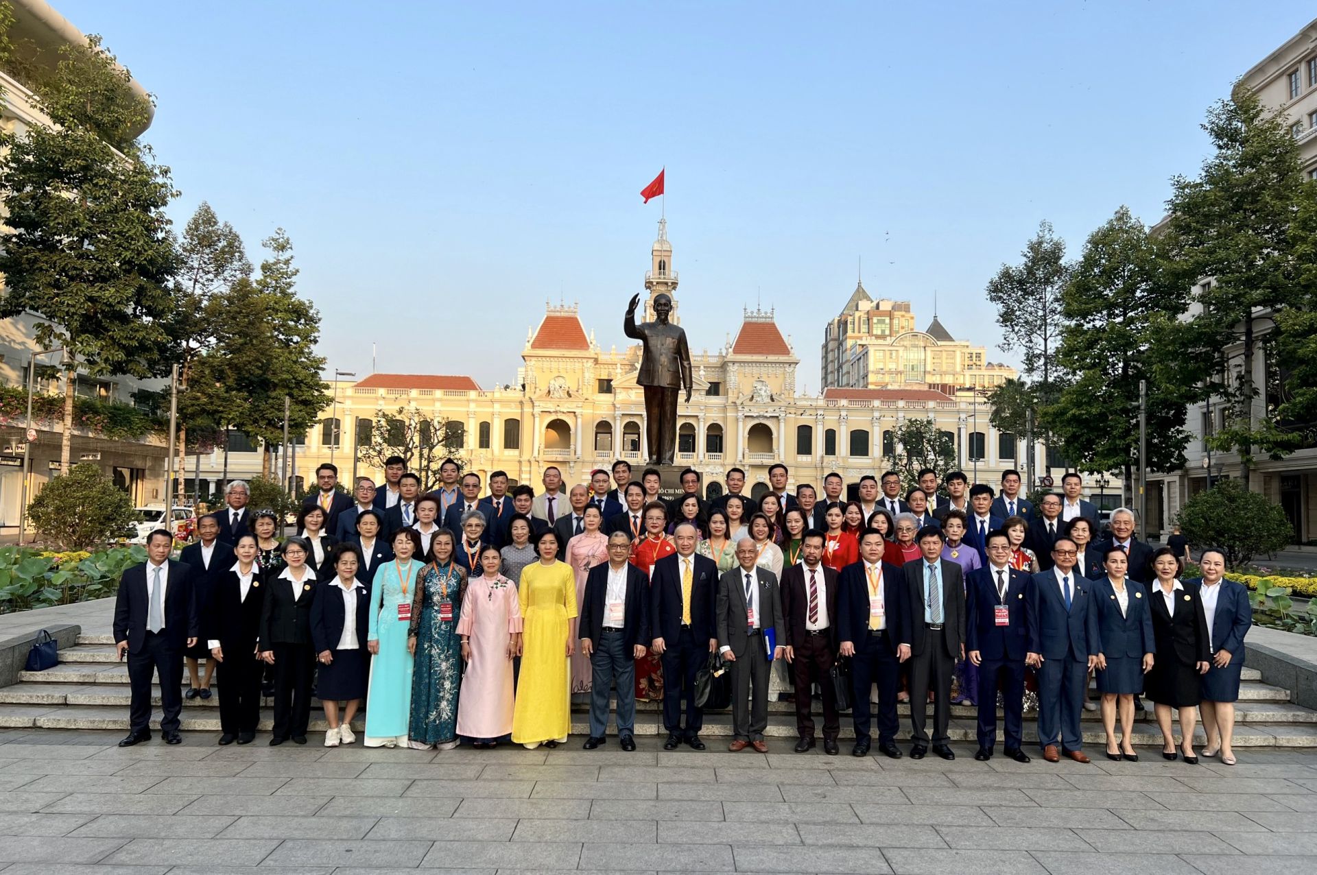 Đoàn hiệp hội doanh nhân người Việt Nam tại nước ngoài tại tượng Bác Hồ trước UBND TP Hồ Chí Minh sáng ngày 27/1/2024