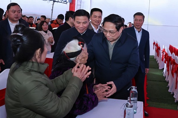 Thủ tướng Chính phủ Phạm Minh Chính thăm, tặng quà cho gia đình chính sách, hộ nghèo, công nhân tại tỉnh Thanh Hoá