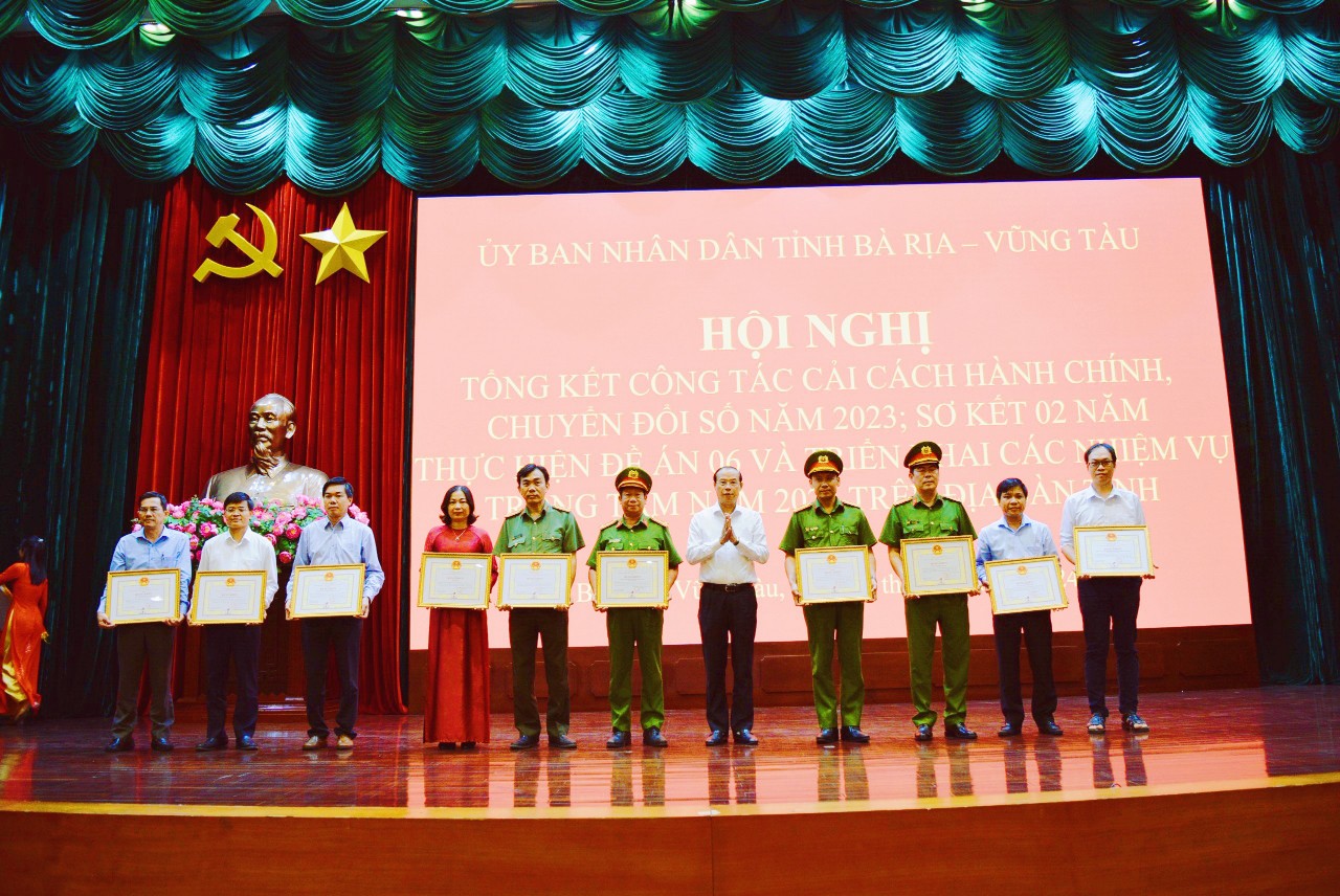 UBND tỉnh Bà Rịa – Vũng Tàu trao tặng Bằng khen cho các tập thể, cá nhân có thành tích xuất sắc trong công tác cải cách hành chính.