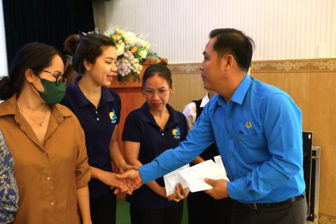 Binh Thuan conducts “Tet Reunion - Spring Sharing” programme to present Tet gifts to workers