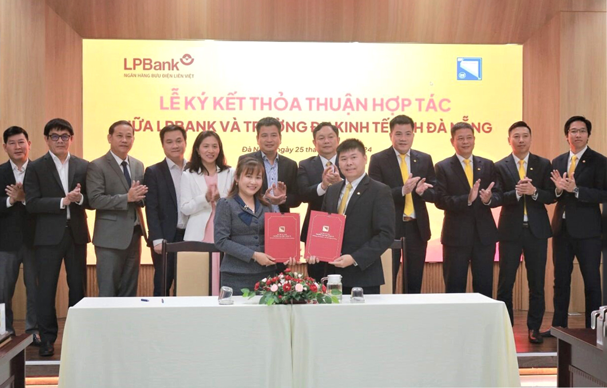 Đại diện LPBank và Đại học Kinh tế - Đại học Đà Nẵng ký kết thỏa thuận hợp tác.