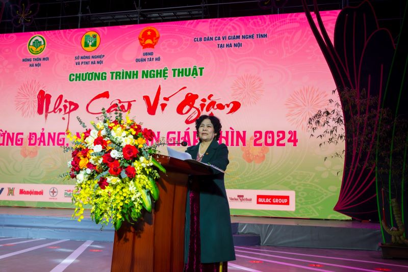 Bà Nguyễn Thị Thành, Chủ nhiệm CLB Dân ca Ví Giặm Nghệ Tĩnh tại Hà Nội phát biểu tại chương trình.