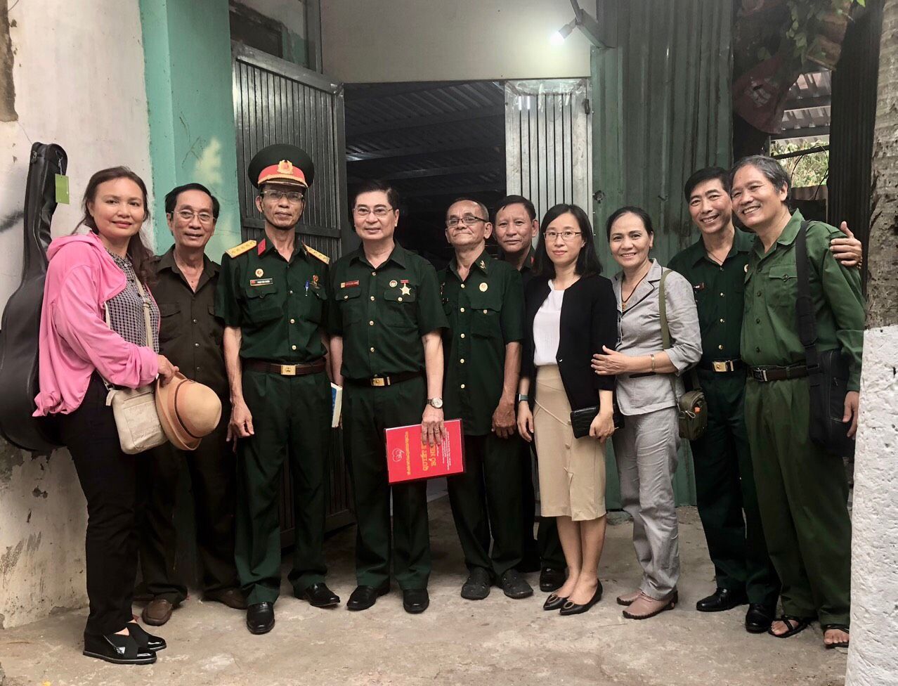 CLB-TTNL và đồng đội trước căn nhà mới của CCB Hoàng
