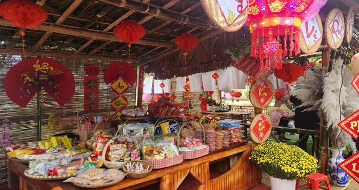 Các gian hàng tái hiện lại không gian chợ tết truyền thống tại địa phương
