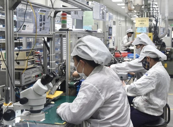 Công ty TNHH YB Việt Nam tạo việc làm ổn định cho 265 công nhân với mức thu nhập bình quân 6,5- 7,5 triệu đồng/người/tháng.