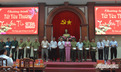 Trưởng Ban Công tác đại biểu Ủy ban Thường vụ Quốc hội Nguyễn Thị Thanh thăm và tặng quà tại Tiền Giang