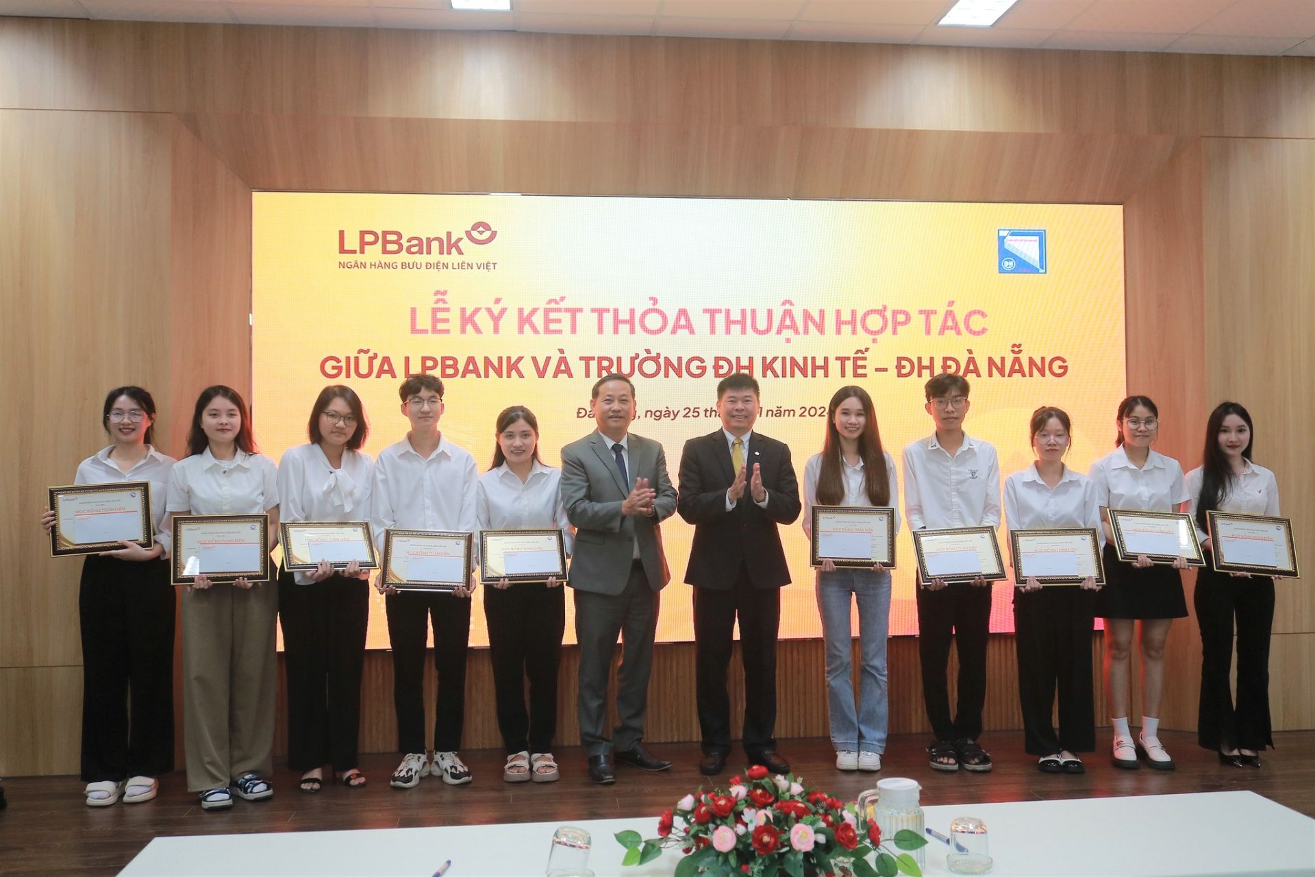 LPBank has awarded 10 scholarships with a total value of VND 50 million to students with excellent academic achievements and overcoming difficulties
