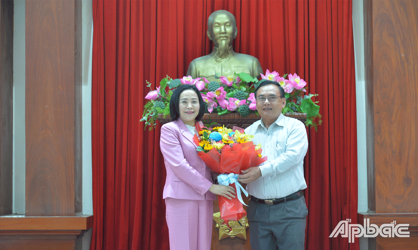 Đồng chí Võ Văn Bình trao hoa cảm ơn đồng chí Nguyễn Thị Thanh.