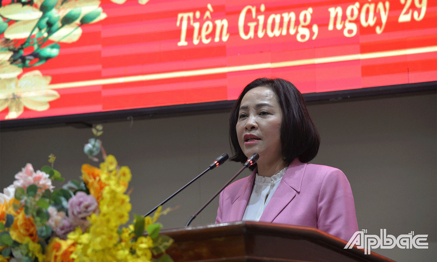 Đồng chí Nguyễn Thị Thanh dự và phát biểu tại buổi trao quà tại Tiền Giang.