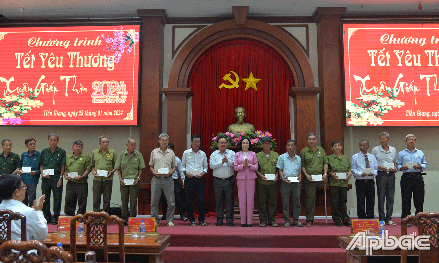 Đồng chí Nguyễn Thị Thanh trao quà Tết
