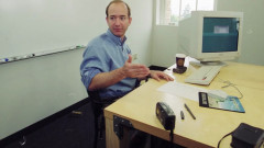 Tỷ phú Jeff Bezos vẫn sử dụng chiếc bàn tự chế suốt 30 năm