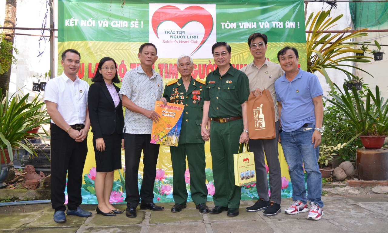 Các thành viên trong CLB Trái tim người lính miền Tây đến thăm và chúc tết Anh hùng LLVTND, Đại tá Nguyễn Minh Quang
