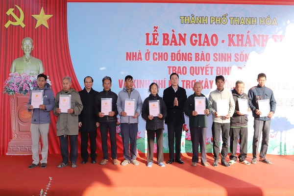 Thanh Hoa Provincial Party Secretary Do Trong Hung attending the handover and inauguration ceremony of houses for the people living on the river on December 22, 2023, in Nam Ngan Ward, Thanh Hoa City