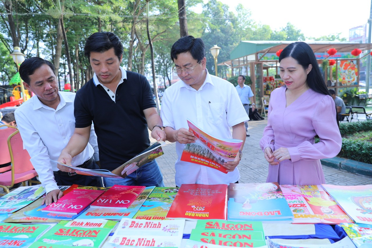 Press works and publications are displayed at the Spring Press Festival event