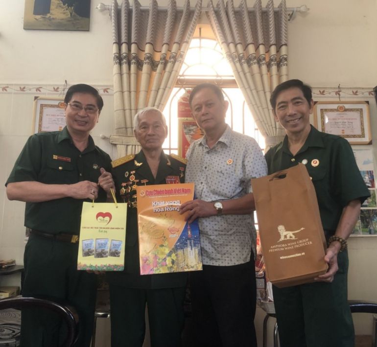 Visiting and presenting gifts to the Hero of the People’s Armed Forces, Colonel Nguyen Minh Quang. (Photo: PV)