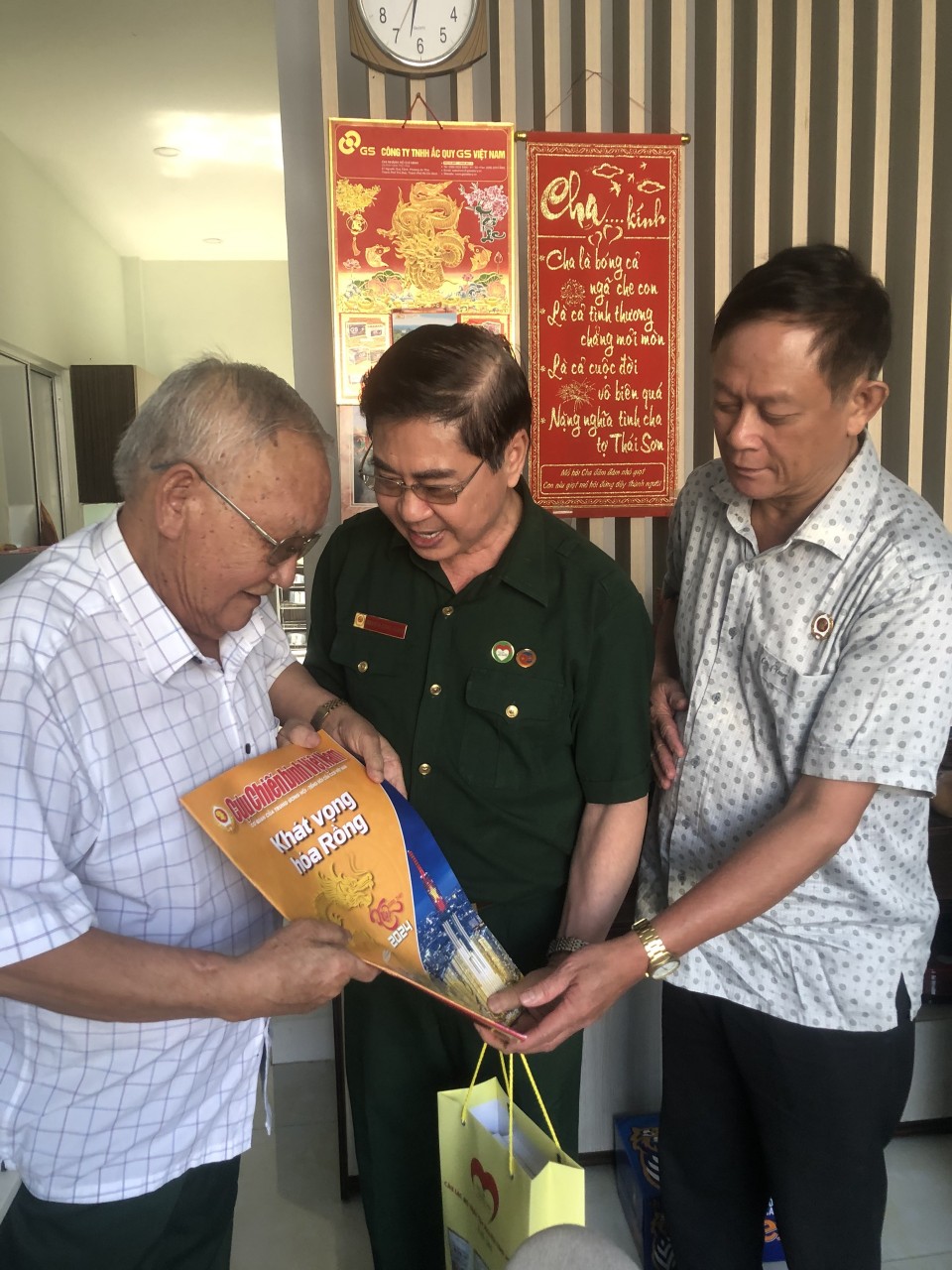 Visiting and presenting gifts to Colonel Ho Van To in Tay Ninh. (Photo: PV)