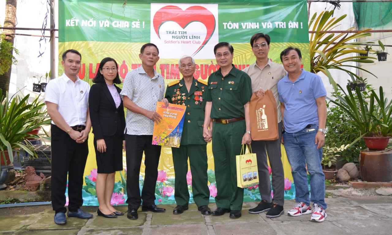 Members of the Western Soldiers’ Heart Club visit and wish Happy New Year to the Hero of the People’s Armed Forces, Colonel Nguyen Minh Quang. (Photo: PV)