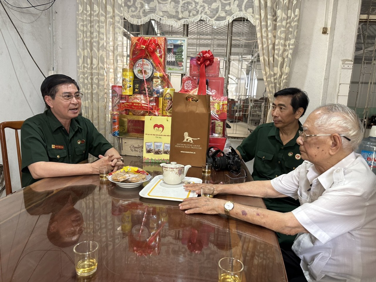 The Western Soldiers’ Heart Club sends New Year’s greetings and presents gifts to Major General Nguyen Van Phe. (Photo: PV)