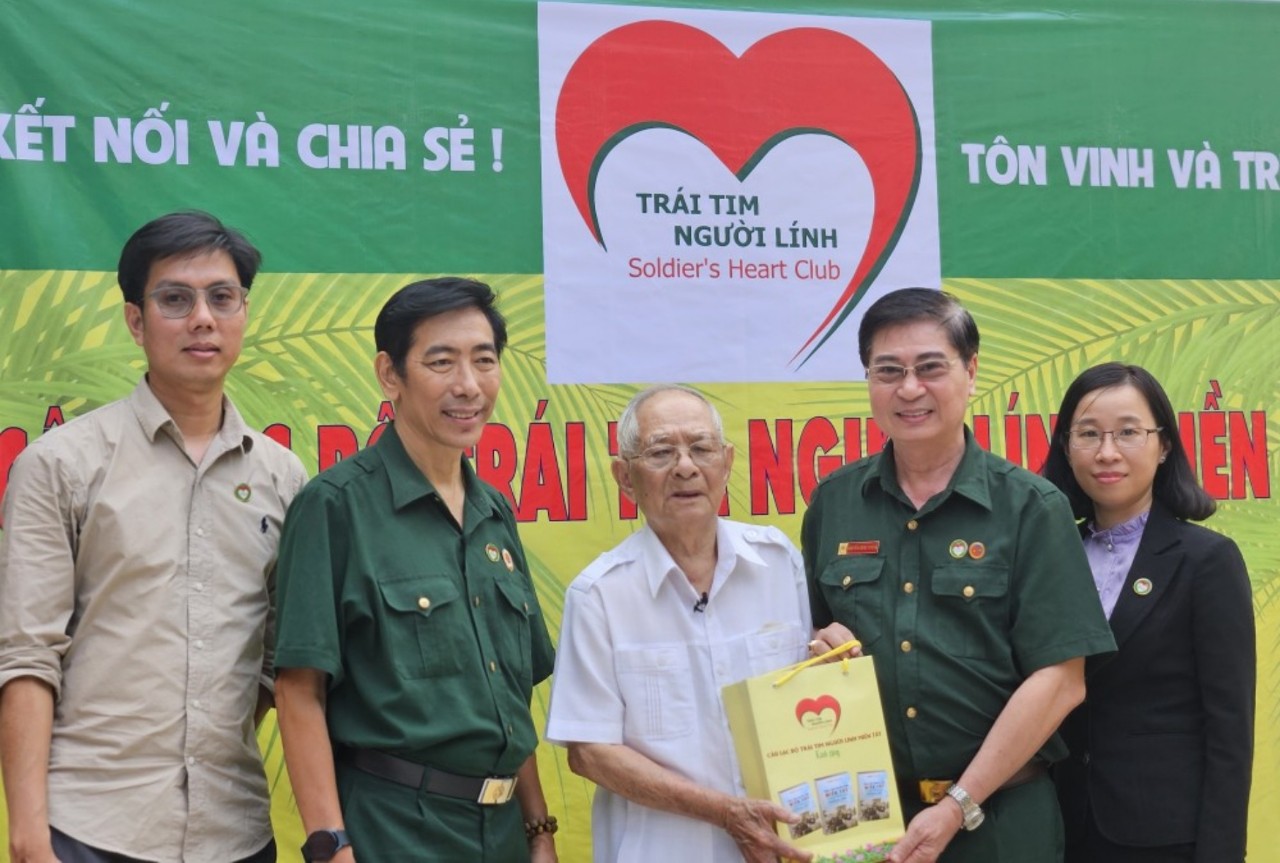 The Western Soldiers’ Heart Club presents gifts to Major General Nguyen Van Phe