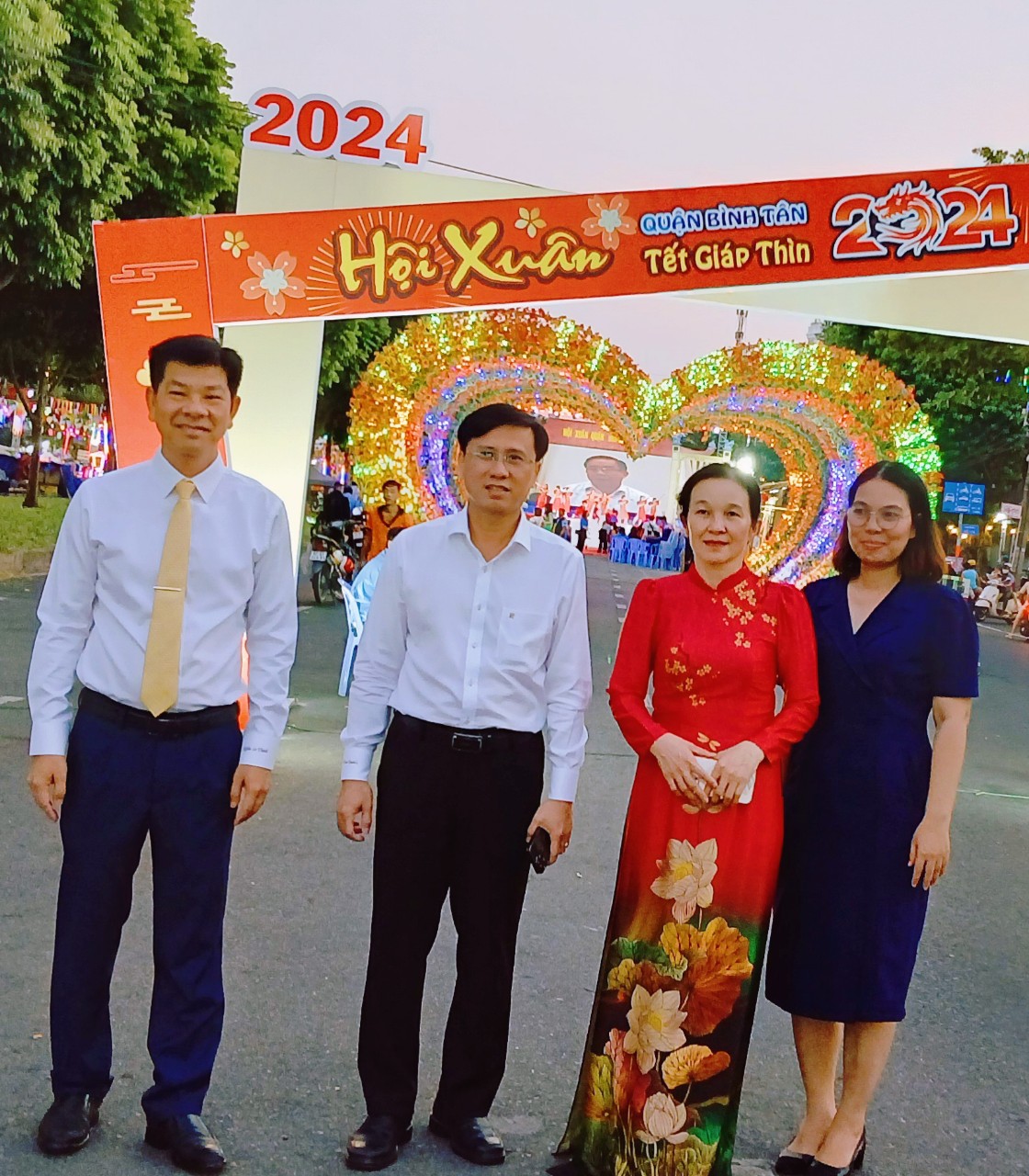Ông Nguyễn Minh Nhựt- CTUBND Quận Bình Tân cùng lãnh đạo và doanh nghiệp đi tham gian hàng trưng bày tại lễ khai mạc. Ảnh Bích Liên