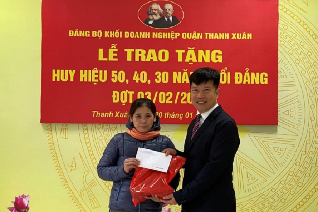 Đ/c Nguyễn Văn Minh - Bí thư Đảng ủy Khối trao quà Tết cho người lao động Chi bộ Công ty cổ phần Tư vấn thiết kế Cảng và Kỹ thuật Biển