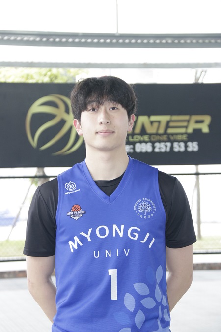 Player So Jun Hyeok - Captain of the Myong Ji University basketball team excitedly shared his feelings when coming to Vietnam for the first time