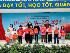 Hà Nội: Đảng bộ Khối Doanh nghiệp quận Thanh Xuân tặng quà nhân dịp Tết Nguyên đán Giáp Thìn