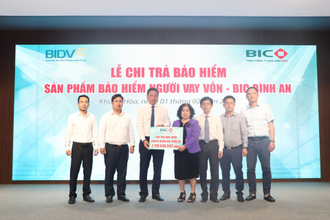 BIC Presented over VND 7.7 Billion in Insurance Benefits to Customers Borrowing Capital at BIDV Khanh Hoa
