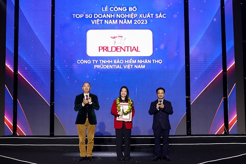Bà Mandy Trần -  Phó Tổng Giám đốc Phát triển Kinh doanh Kênh Đại lý, đại diện Prudential nhận Cúp và Chứng nhận từ chương trình.