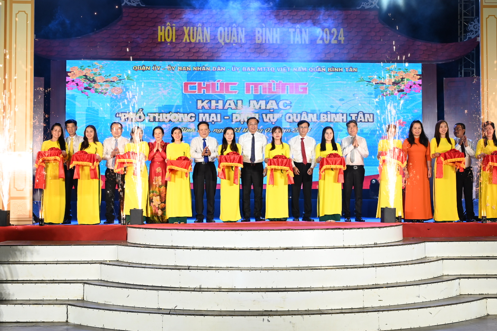 Binh Tan District Party Secretary Huynh Khac Diep and district leaders cut the ribbon to inaugurate
