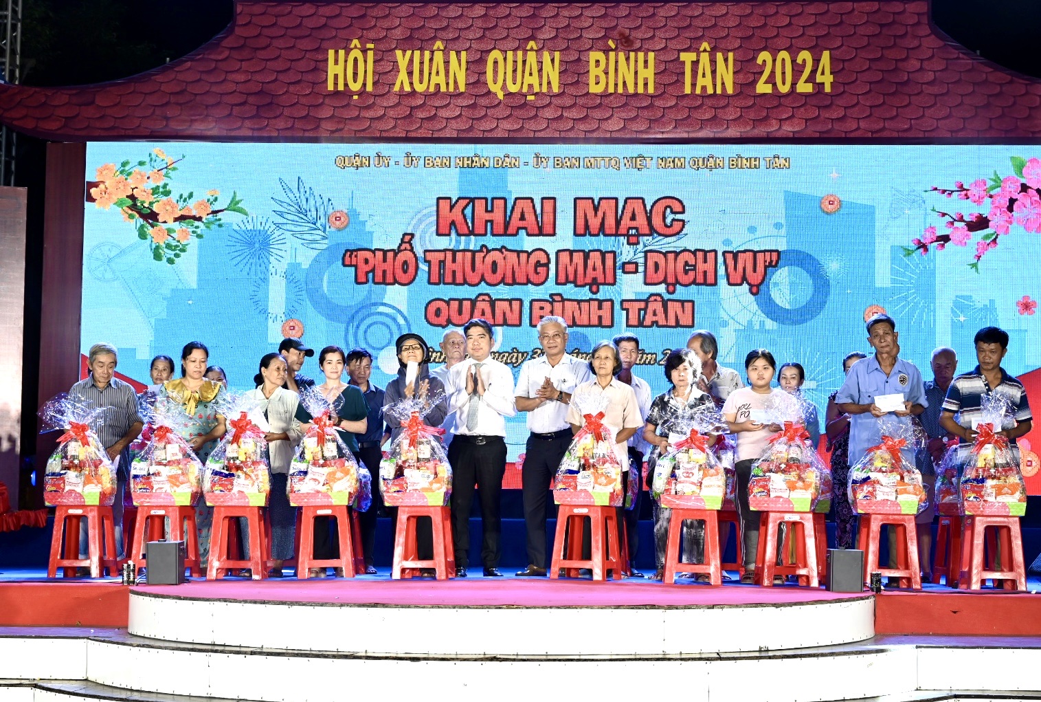 Binh Tan District leaders present Tet gifts and support funds to people in difficult circumstances