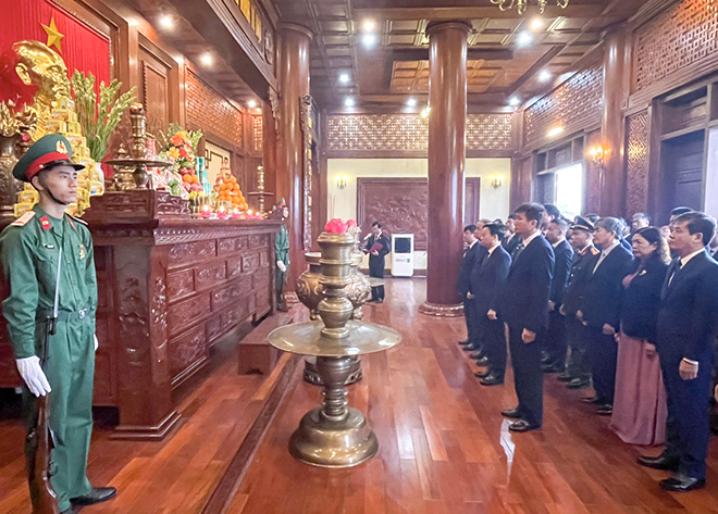 Các đồng chí lãnh đạo tỉnh dâng hương tưởng niệm Chủ tịch Hồ Chí Minh tại Khu Di tích lịch sử Quốc gia Lễ đài Sân vận động thành phố Yên Bái