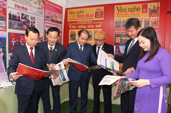 Các đồng chí lãnh đạo tỉnh tham quan gian trưng bày các ấn phẩm của Báo Yên Bái và Tạp chí Văn nghệ Yên Bái tại Hội Báo Xuân