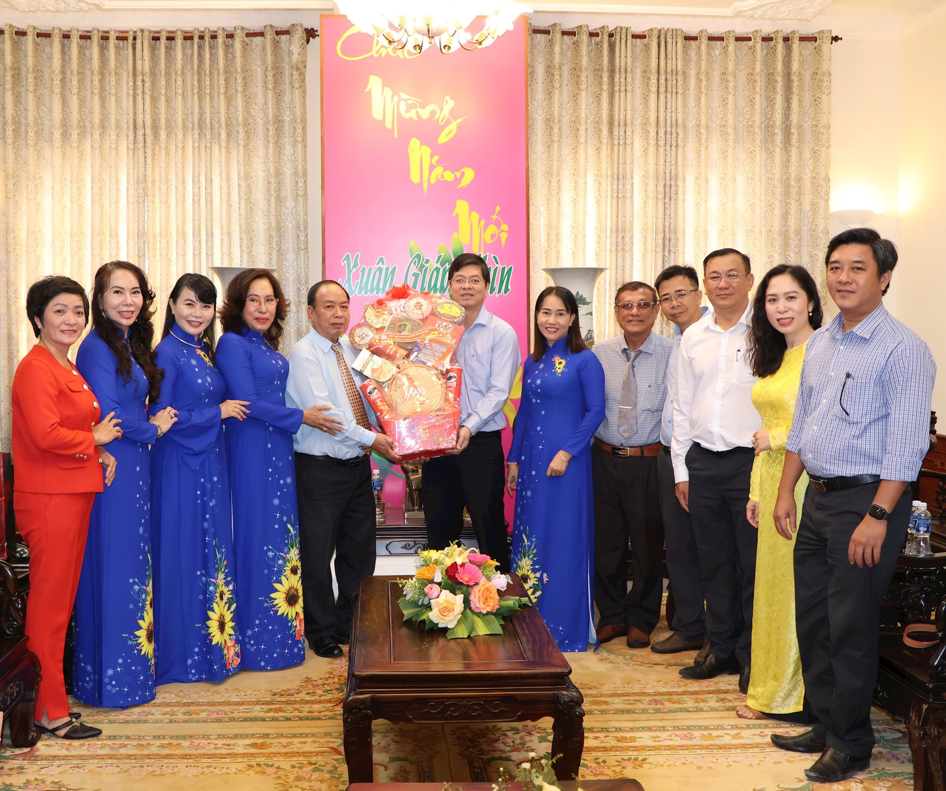Hiệp hội Doanh nghiệp tỉnh và Hội Nữ doanh nhân tỉnh chúc tết UBND tỉnh Bình Thuận