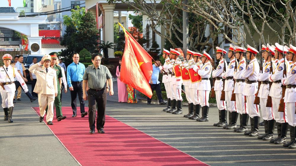Thủ tướng Chính phủ Phạm Minh Chính duyệt đội danh dự Công an TP Cần Thơ. Ảnh: Tạ Quang