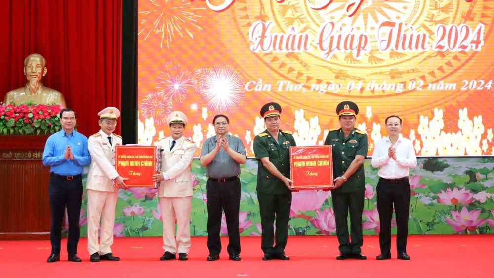 Thủ tướng Chính phủ Phạm Minh Chính tặng quà Công an TP Cần Thơ và Bộ Chỉ huy Quân sự TP Cần Thơ. Ảnh: Tạ Quang