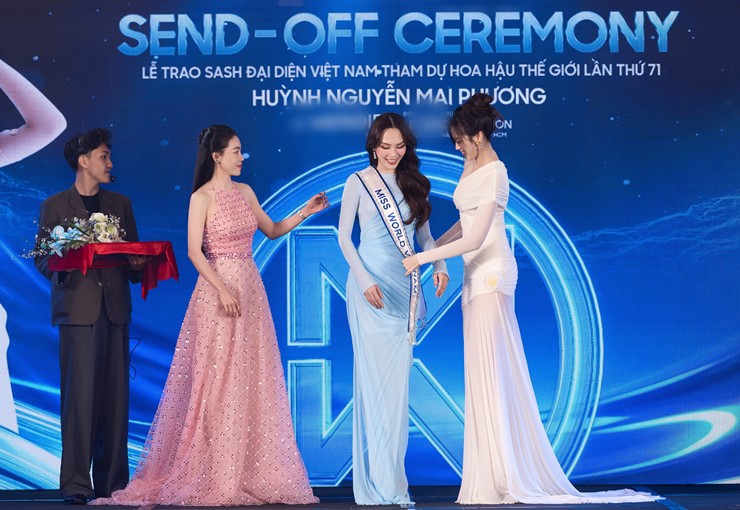 Hoa hậu Mai Phương chính thức nhận sash đại diện Việt Nam dự thi Miss World lần thứ 71