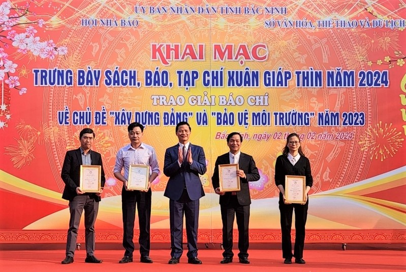 Đồng chí Vương Quốc Tuấn, Phó Chủ tịch Thường trực UBND tỉnh trao chứng nhận cho các tác giả đạt giải