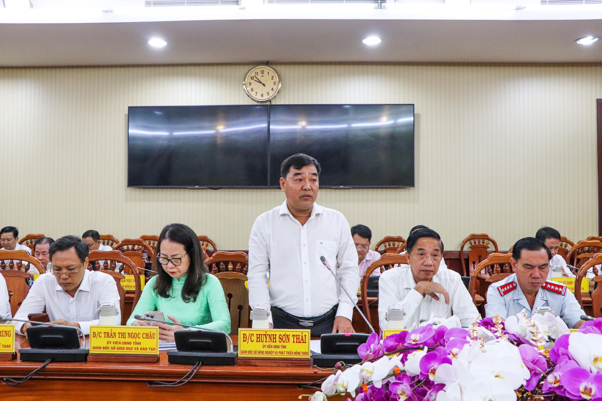 Ông Huỳnh Sơn Thái, Giám đốc Sở NN-PTNT tỉnh phát biểu ý kiến về nâng cao chất lượng các tiêu chí xây dựng xã nông thôn mới, huyện nông thôn mới; tình hình sản xuất nông nghiệp trên địa bàn tỉnh