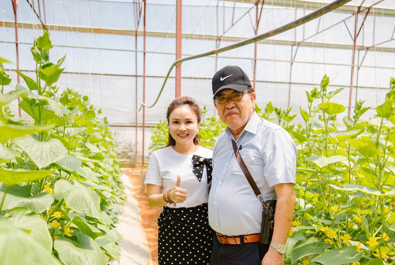 Khách hàng Nhật Bản thăm và đánh giá chất lượng sản phẩm tại trang trại Đồng Xanh Farm ở Lâm Đồng