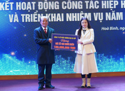 Hoa Binh Province’s Association of Women Entrepreneurs Donates Over 1 Billion VND to the Poor and Orphans for the 2024 Lunar New Year