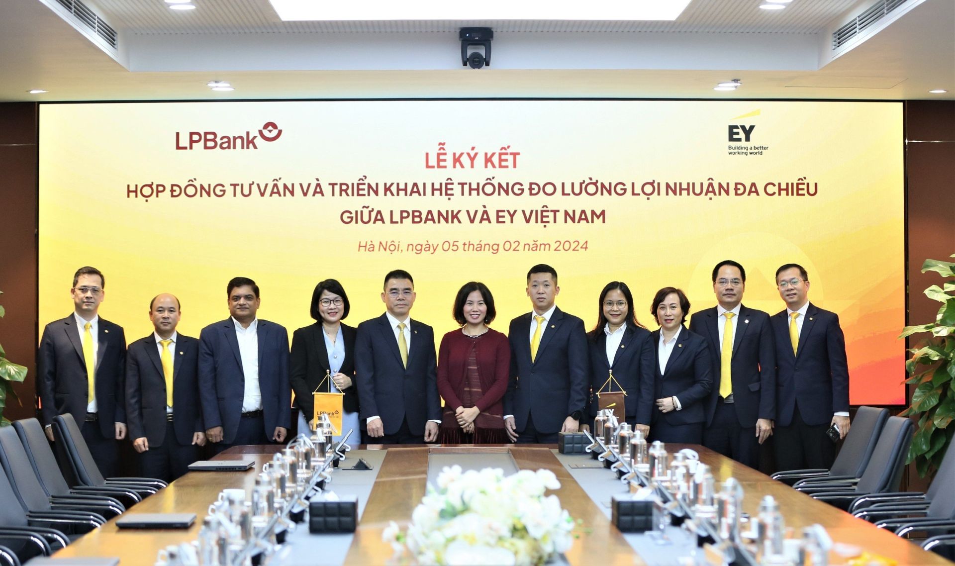 Representatives of the two units take a souvenir photo at the signing ceremony