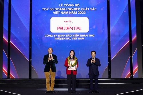 Ms Mandy Tran - Deputy General Director of Agency Distribution Development, representing Prudential, receiving the Cup and Certificate from the programme